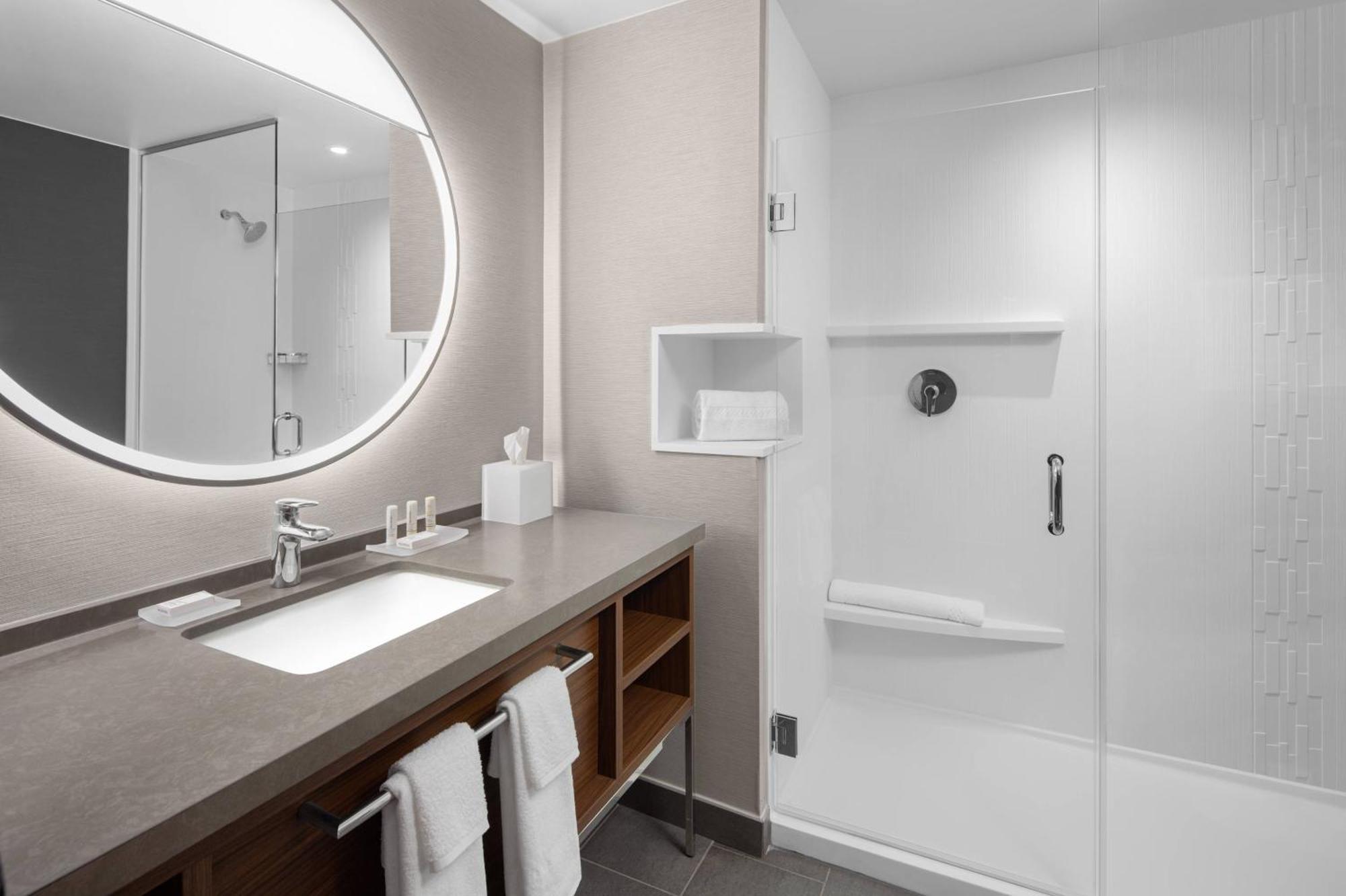 Courtyard By Marriott Lansing Downtown Hotel Buitenkant foto