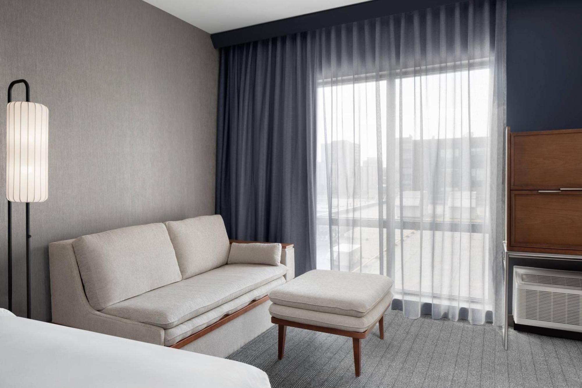 Courtyard By Marriott Lansing Downtown Hotel Buitenkant foto
