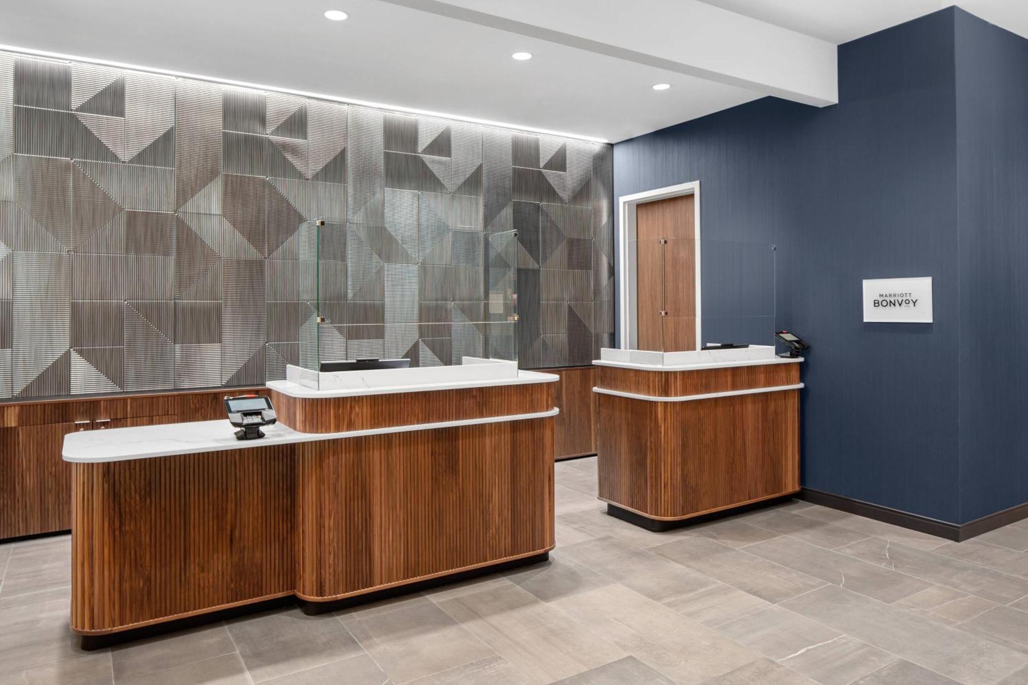 Courtyard By Marriott Lansing Downtown Hotel Buitenkant foto